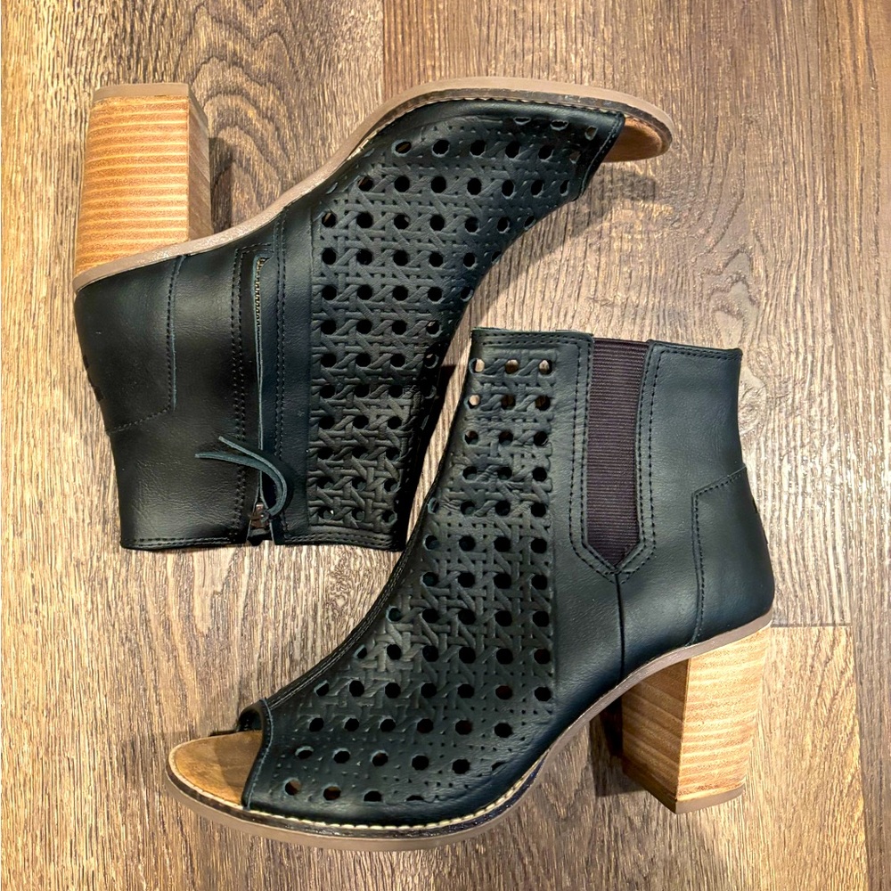 Toms heels 
Gently used
Women Size 10